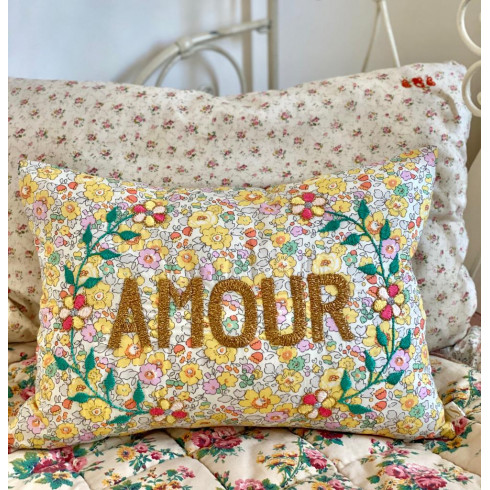 Coussin brodé AMOUR