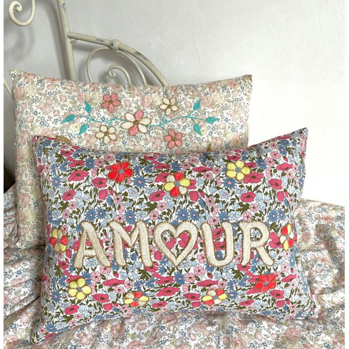 Coussin brodé AMOUR