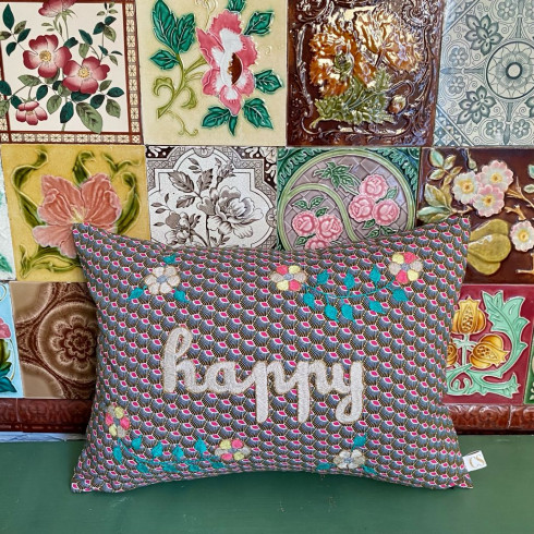 Coussin brodé HAPPY