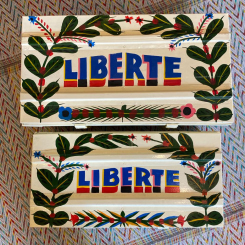 Malle en fer, peinte avec des...