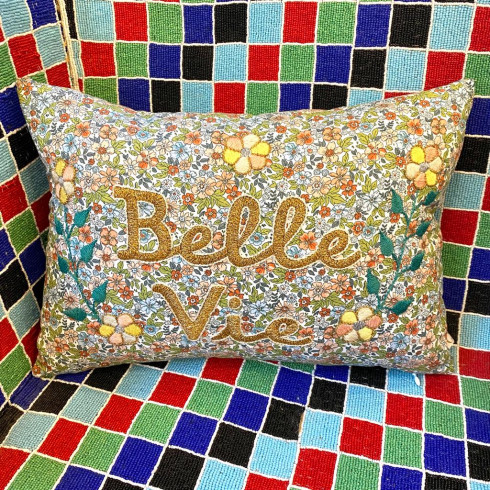 Coussin brodé Belle Vie