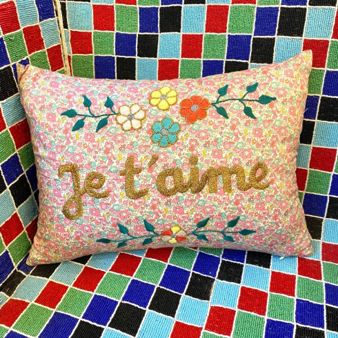 Embroidered cushion Je t'aime