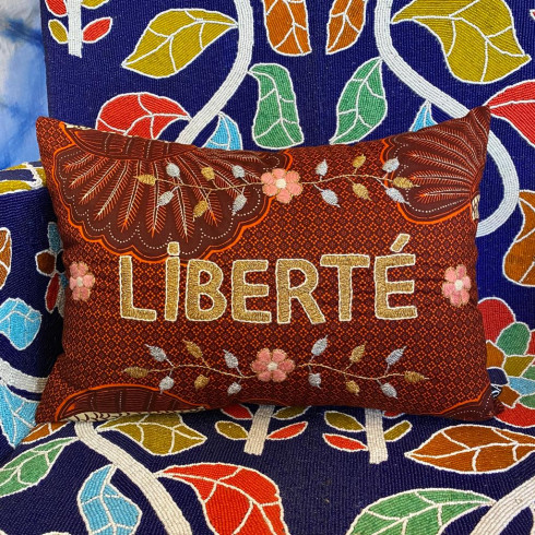 Coussin brodé LIBERTE