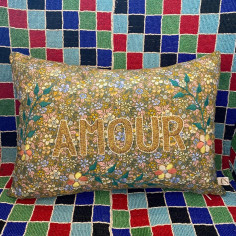 Coussin brodé AMOUR