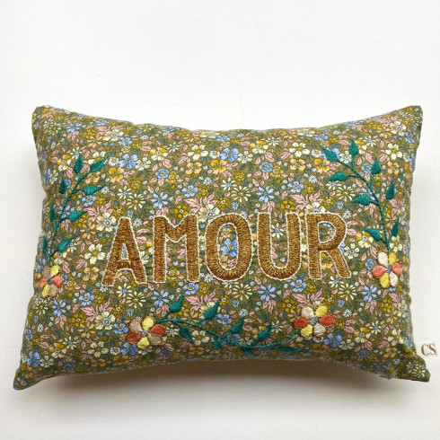 Coussin brodé AMOUR