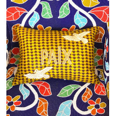 Embroidered wax cushion PAIX 2