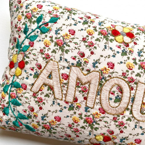 Coussin brodé AMOUR
