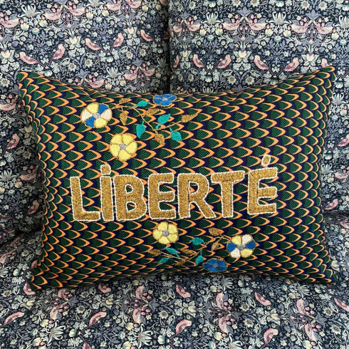 Coussin brodé LIBERTE