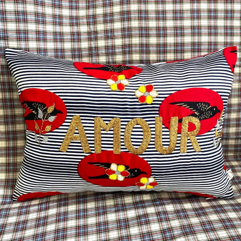 Coussin brodé Amour