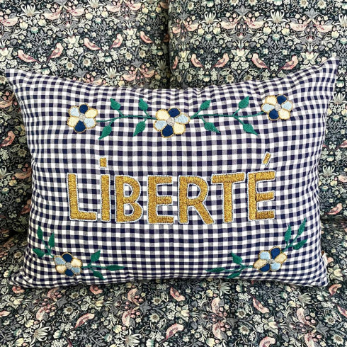 Coussin brodé LIBERTE