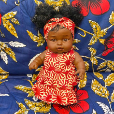 Poupée Amy robe fleur rouge...