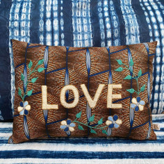 Coussin brodé LOVE