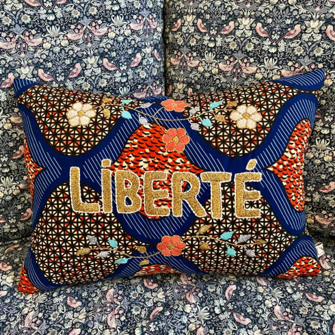 Coussin brodé LIBERTE