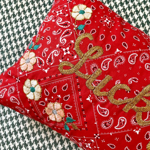 Coussin brodé LUCKY