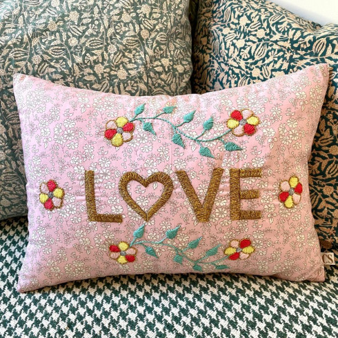 Coussin brodé LOVE