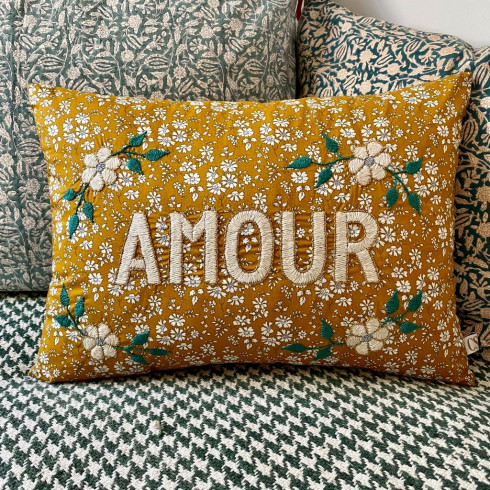 Coussin brodé AMOUR
