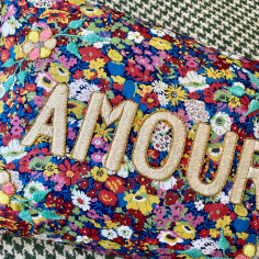 Coussin brodé AMOUR 2