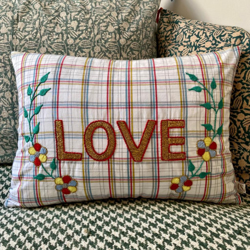 Coussin brodé LOVE
