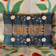 Coussin brodé LIBERTÉ