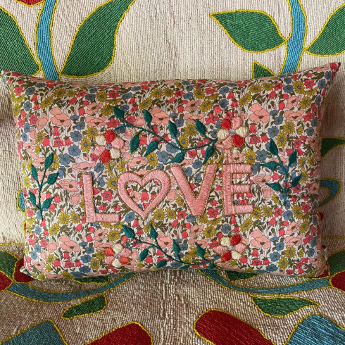 Coussin brodé LOVE