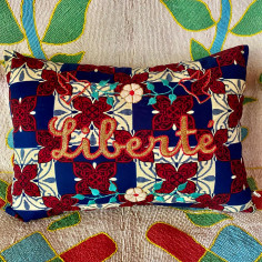 Coussin brodé LIBERTE