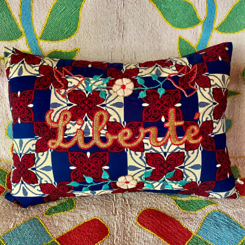 Coussin brodé LIBERTE