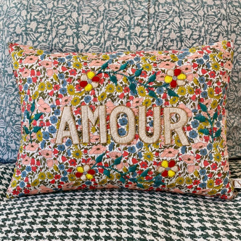 Coussin brodé AMOUR