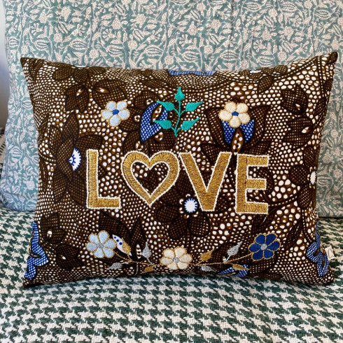 Coussin brodé LOVE