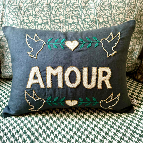 Coussin brodé AMOUR