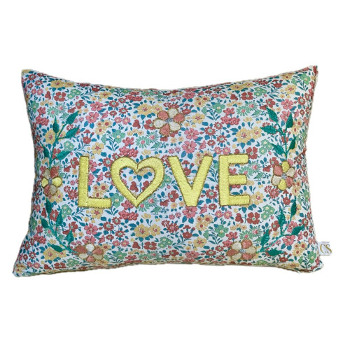 Coussin brodé LOVE