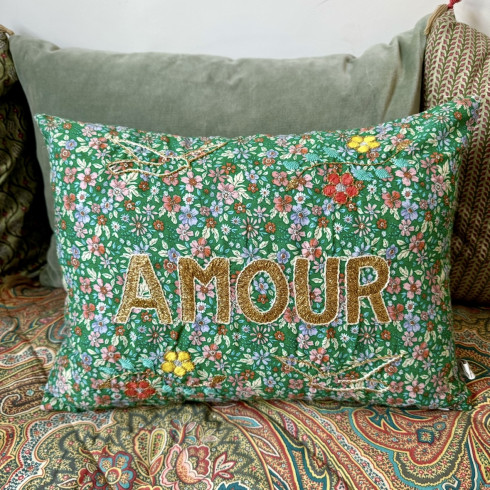 Coussin brodé AMOUR