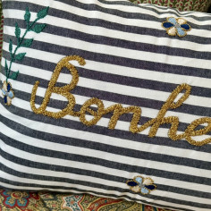Embroidered cushion Bonheur 2