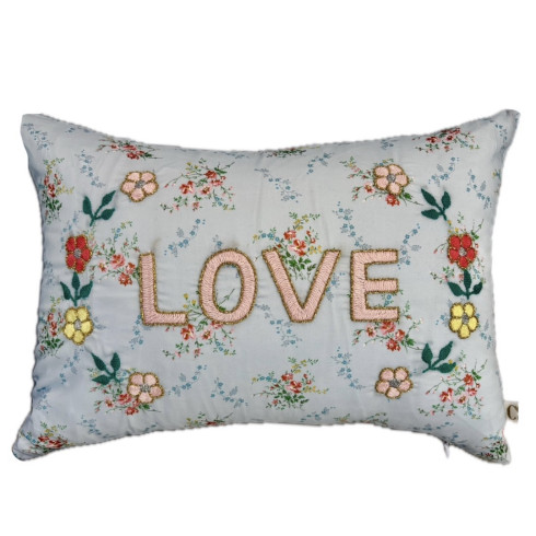 Coussin brodé LOVE