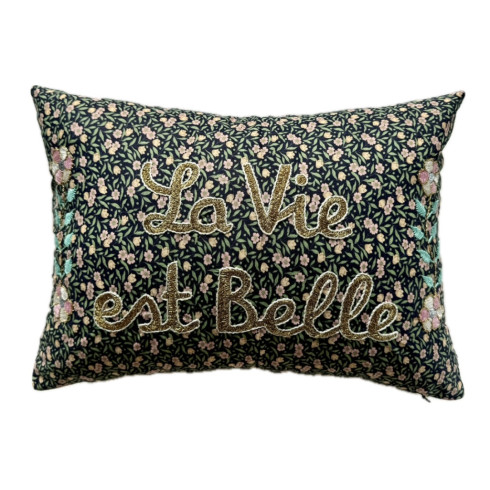 Coussin brodé LA VIE EST BELLE