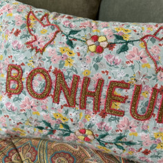 Mini coussin brodé BONHEUR 2