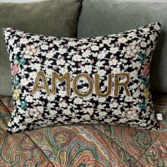 Coussin brodé AMOUR