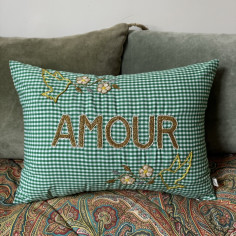 Coussin brodé AMOUR