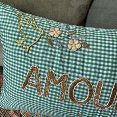 Coussin brodé AMOUR 2