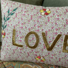 Coussin brodé LOVE