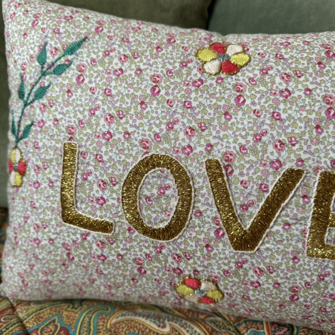 Coussin brodé LOVE