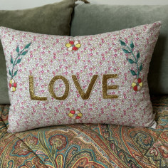 Coussin brodé LOVE 2