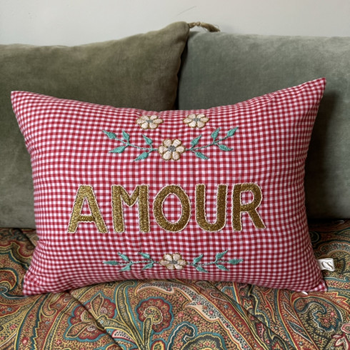 Coussin brodé AMOUR