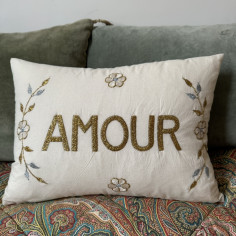 Coussin brodé AMOUR