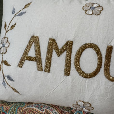 Coussin brodé AMOUR 2