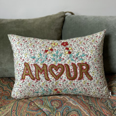Coussin brodé AMOUR