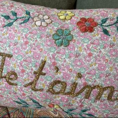 Embroidered cushion Je t'aime 2