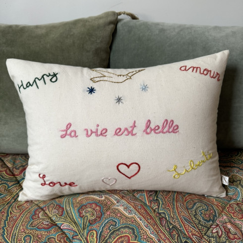 Coussin brodé LA VIE EST BELLE