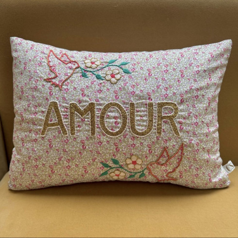 Coussin brodé Amour