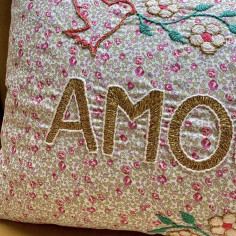 Coussin brodé Amour 2