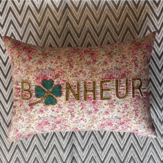 Coussin brodé BONHEUR